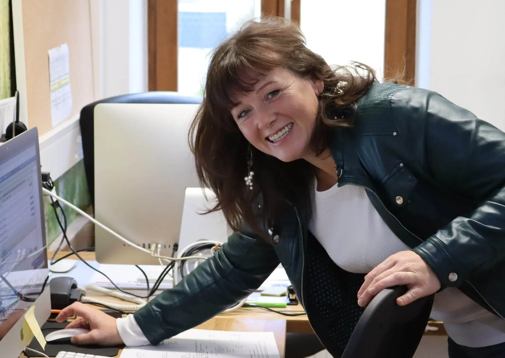 Andrea Roither an ihrem Arbeitsplatz