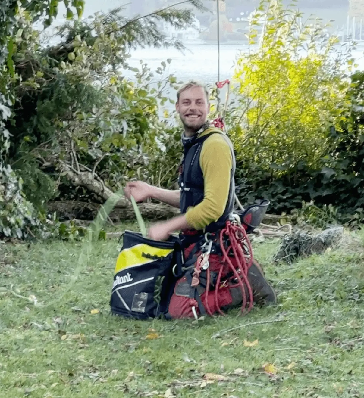 Kletterspezialist mit Seilen und Schutzausrüstung am Boden