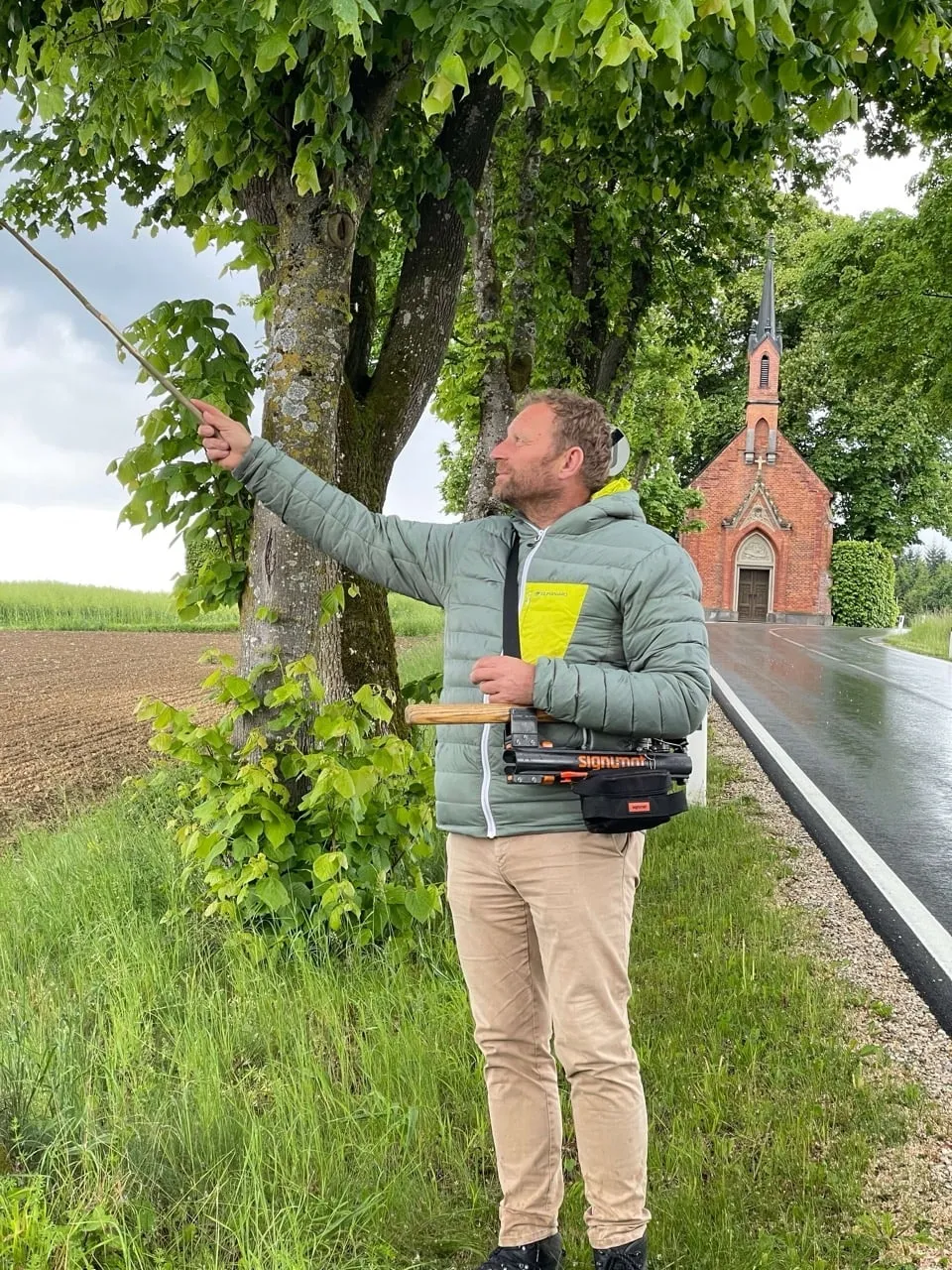 Christian Roither bei der Arbeit an einem Baum